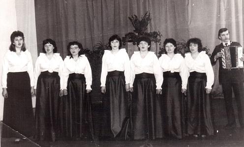 хор студенток и баянист.jpg